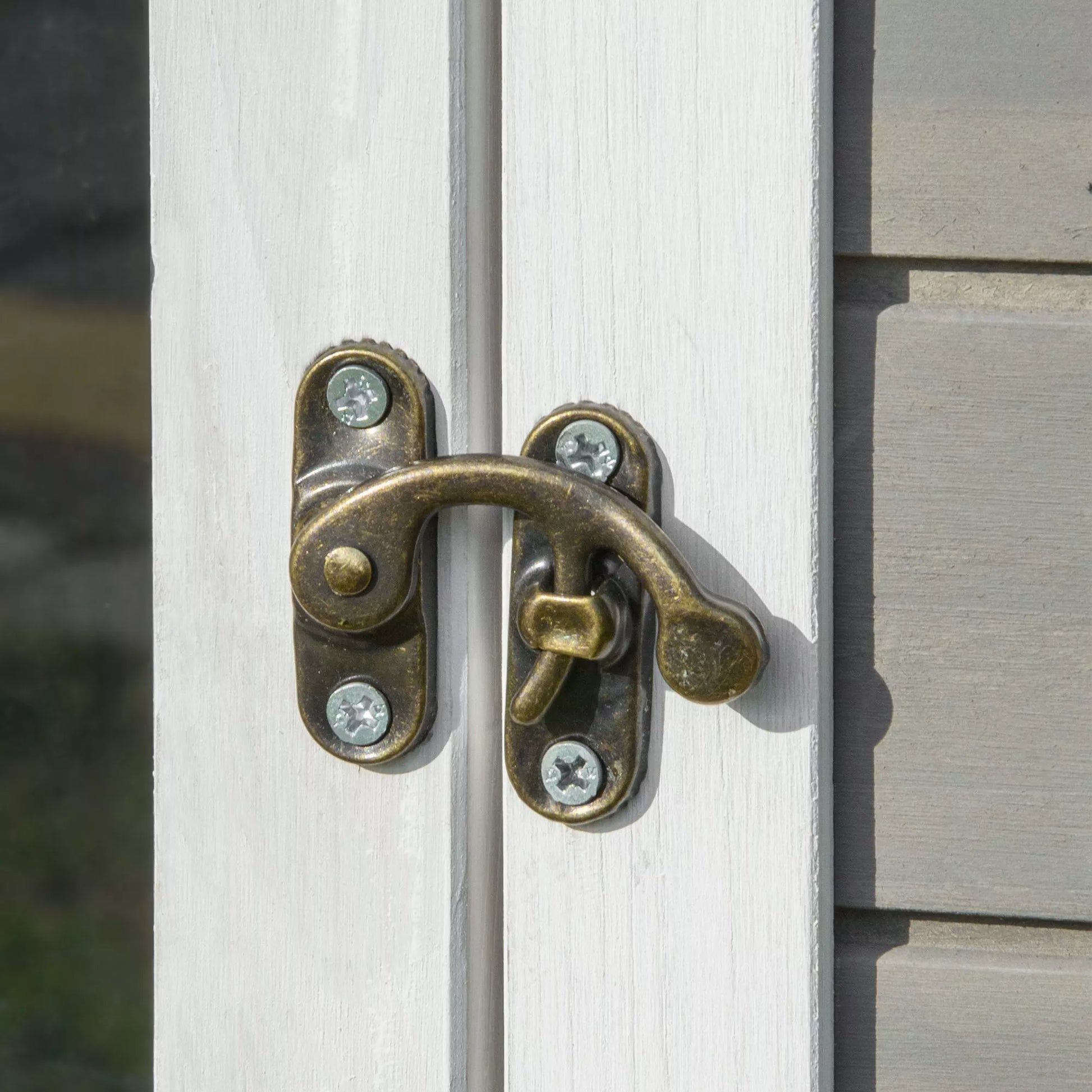 Medinis kačių namelis, atsparus žiemai, vandeniui, su asfaltiniu stogu, terasa, kačių urvas, kačių dėžė, lauko prieglobstis, sodas, balkonas, 115 x 66,5 x 74,7 cm, pilkos ir baltos spalvos.