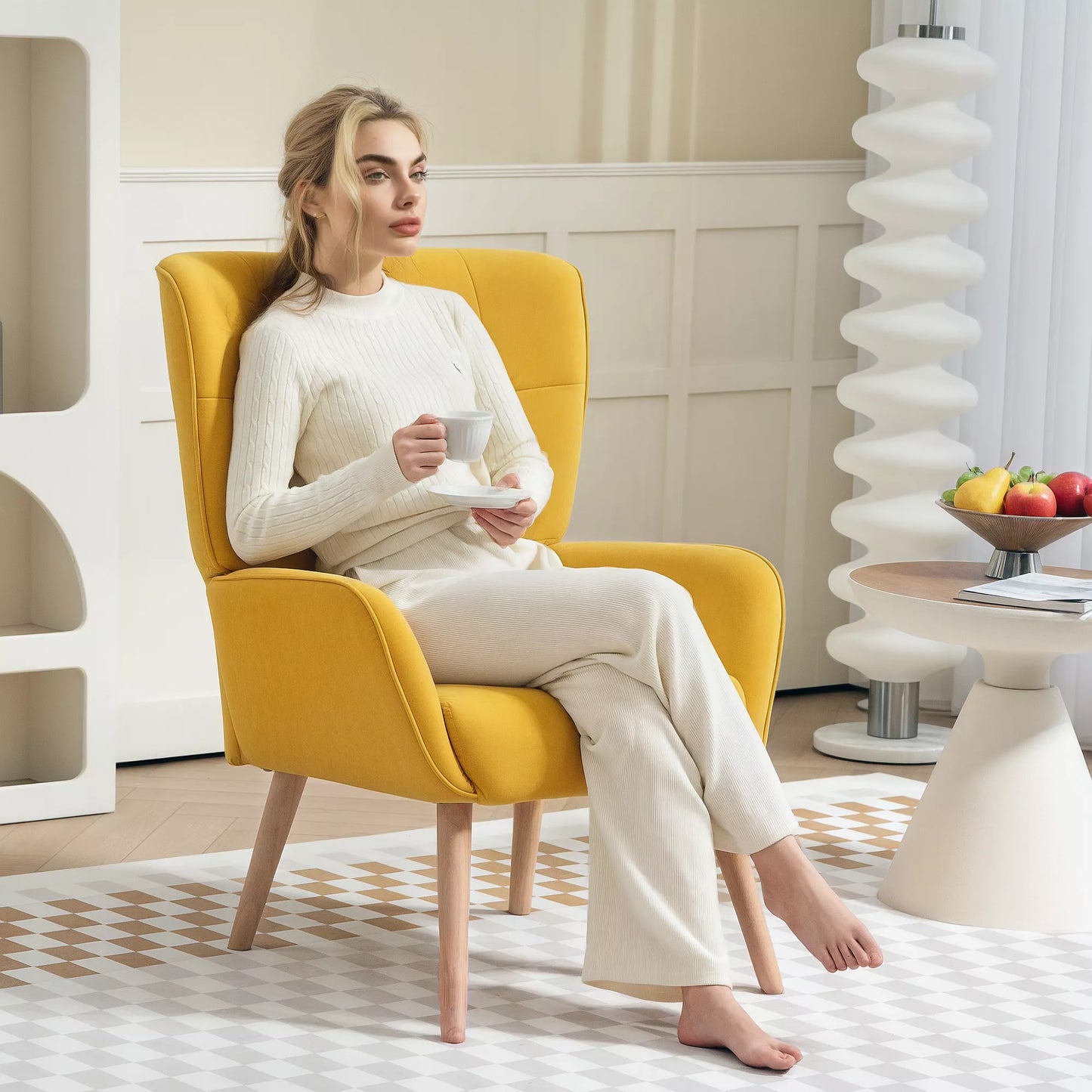 Minkštas fotelis svetainei su dygsniavimu, minkštas aksominės išvaizdos apmušalas, iki 120 kg, geltonas