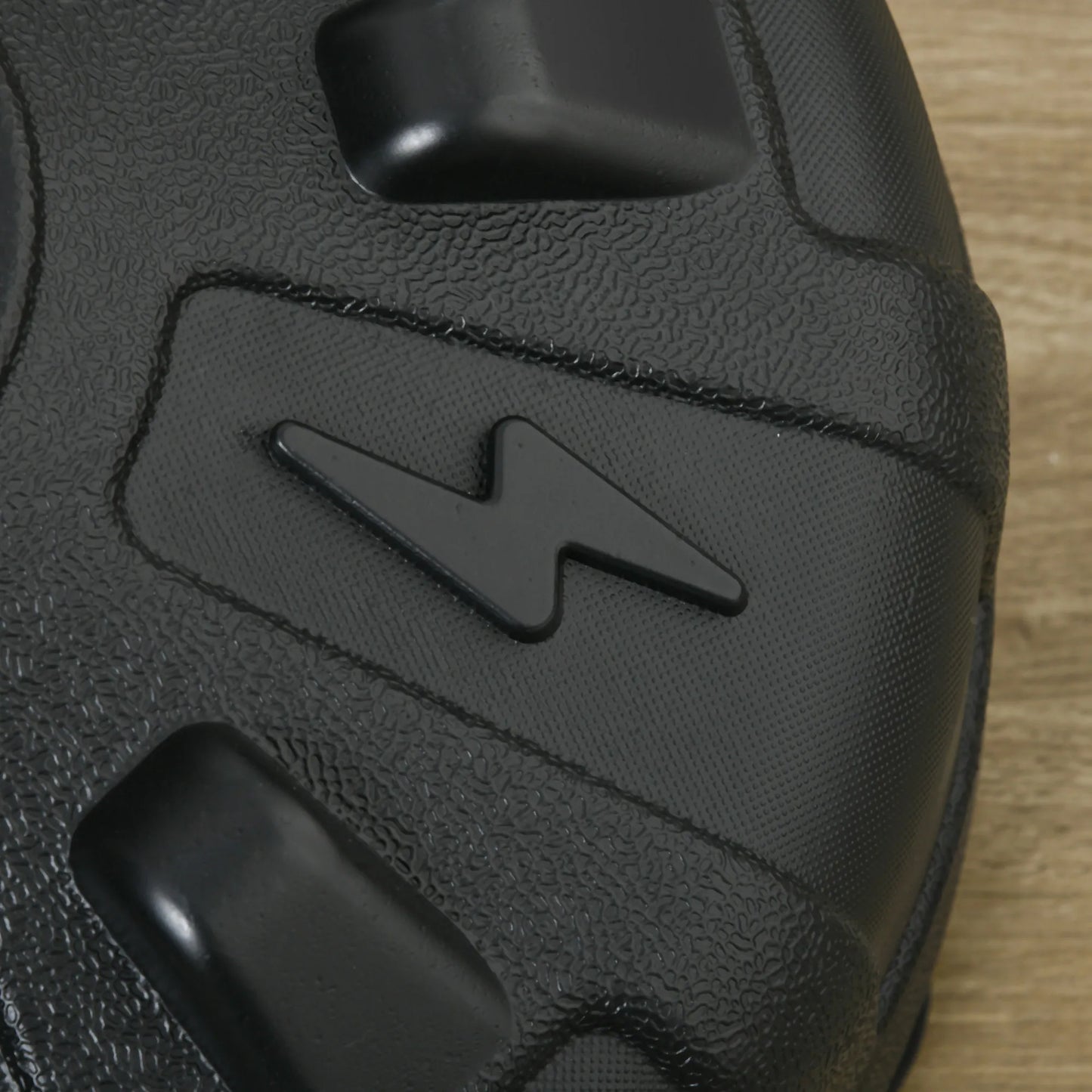 Smūgių maišas, aukštis reguliuojamas 147-165 cm, užpildoma bazė, plienas, Juoda+Raudona+Balta