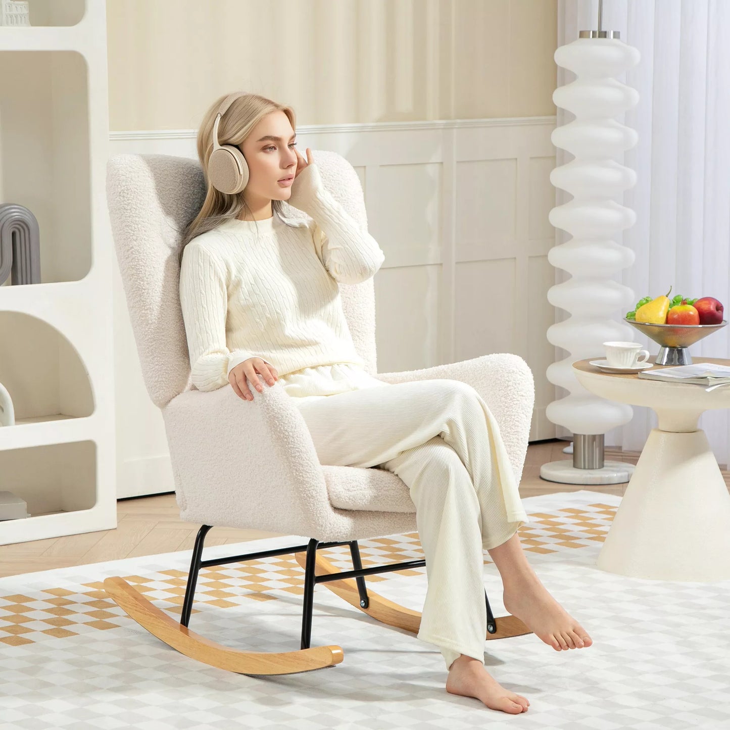 Supamasis krėslas, jaukus apmušalas, storas paminkštinimas, juosmens atlošo pagalvėlė, neslystantis, kreminės baltos spalvos