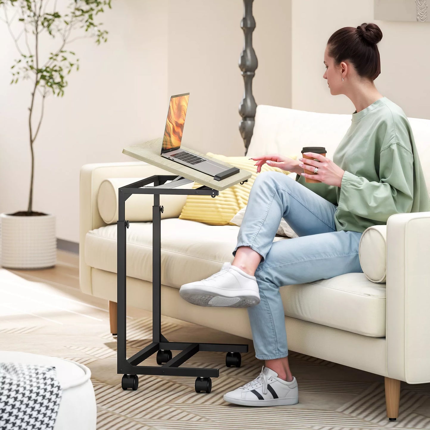 Aukščiui reguliuojamas staliukas, rašomasis stalas, naktinis staliukas, su 4 ratukais, metaliniu rėmu