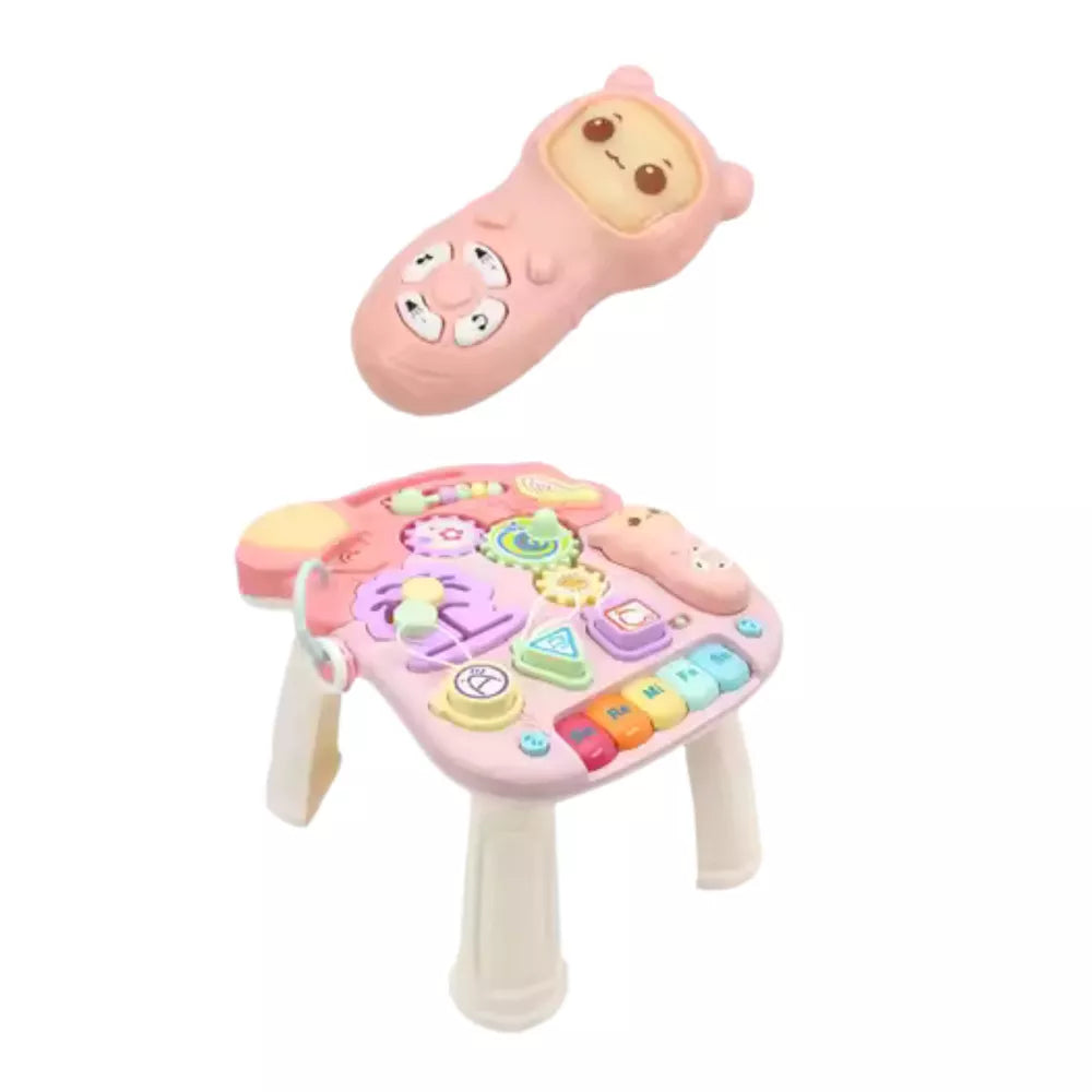 Atskiras muzikinis pultas ir žaislo staliuko priedas baltame fone