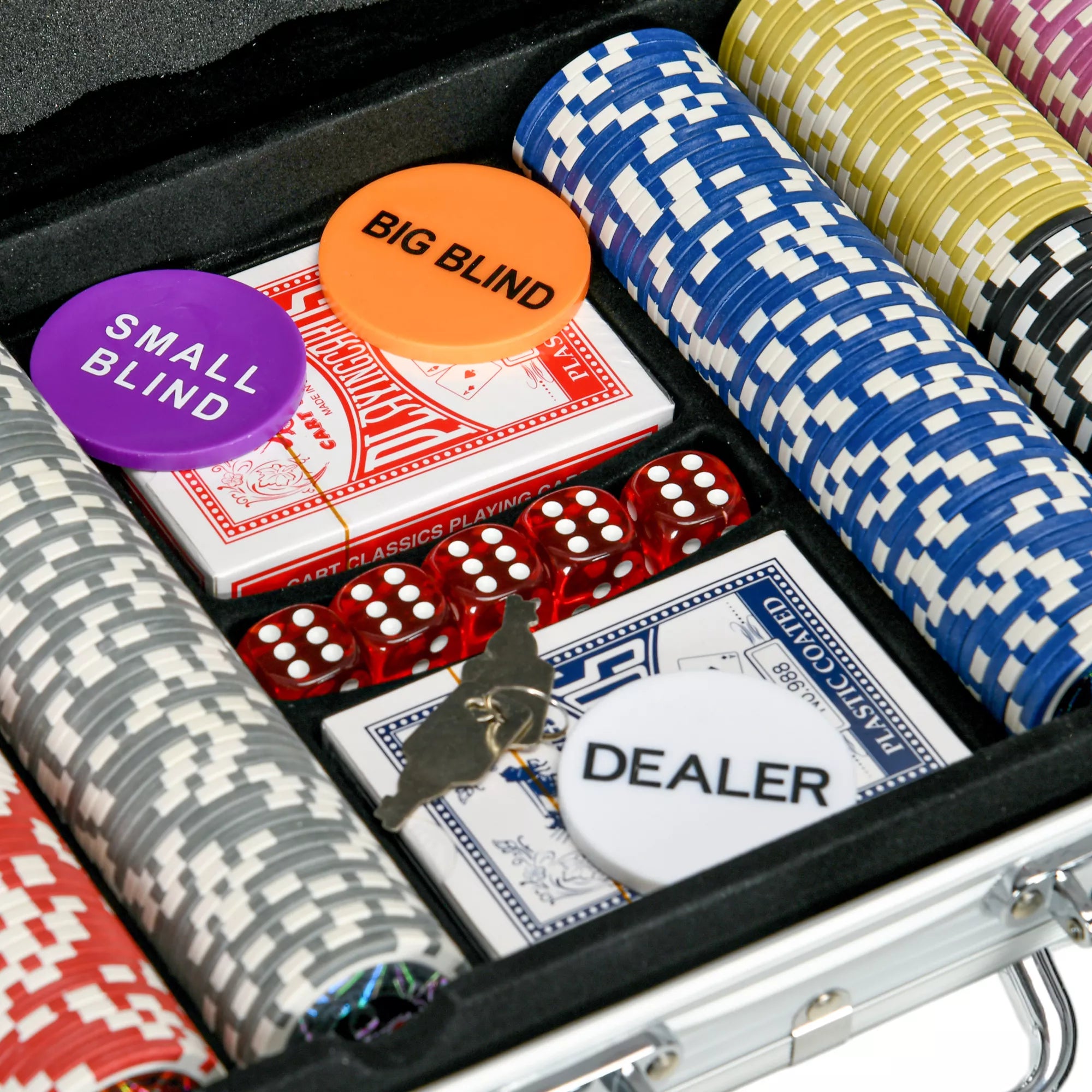 Atidarytas pokerio lagaminas su kortomis ir kauliukais