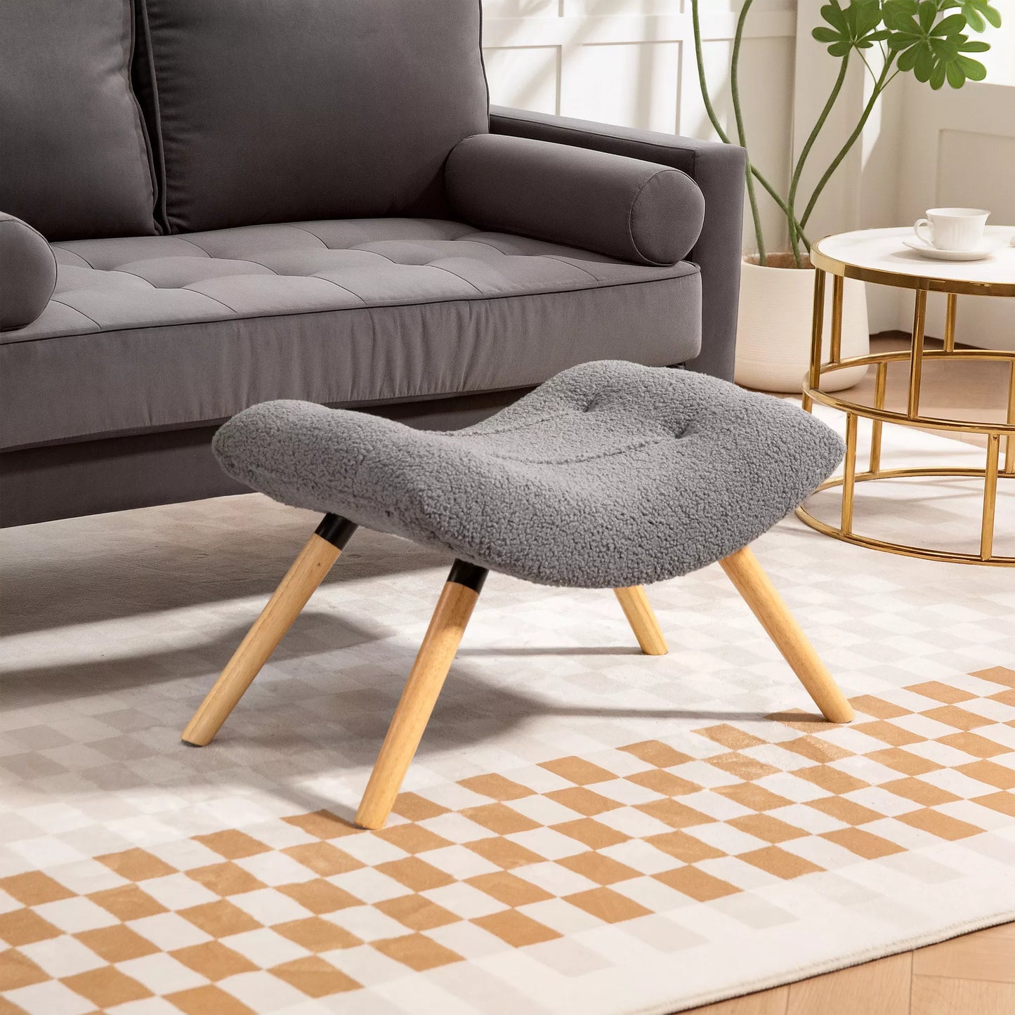 Modernus pufas su fliso apmušalu ir medinėmis kojomis, paminkštintas, skirtas svetainei, miegamajam, prieškambariui, tamsiai pilkos spalvos.