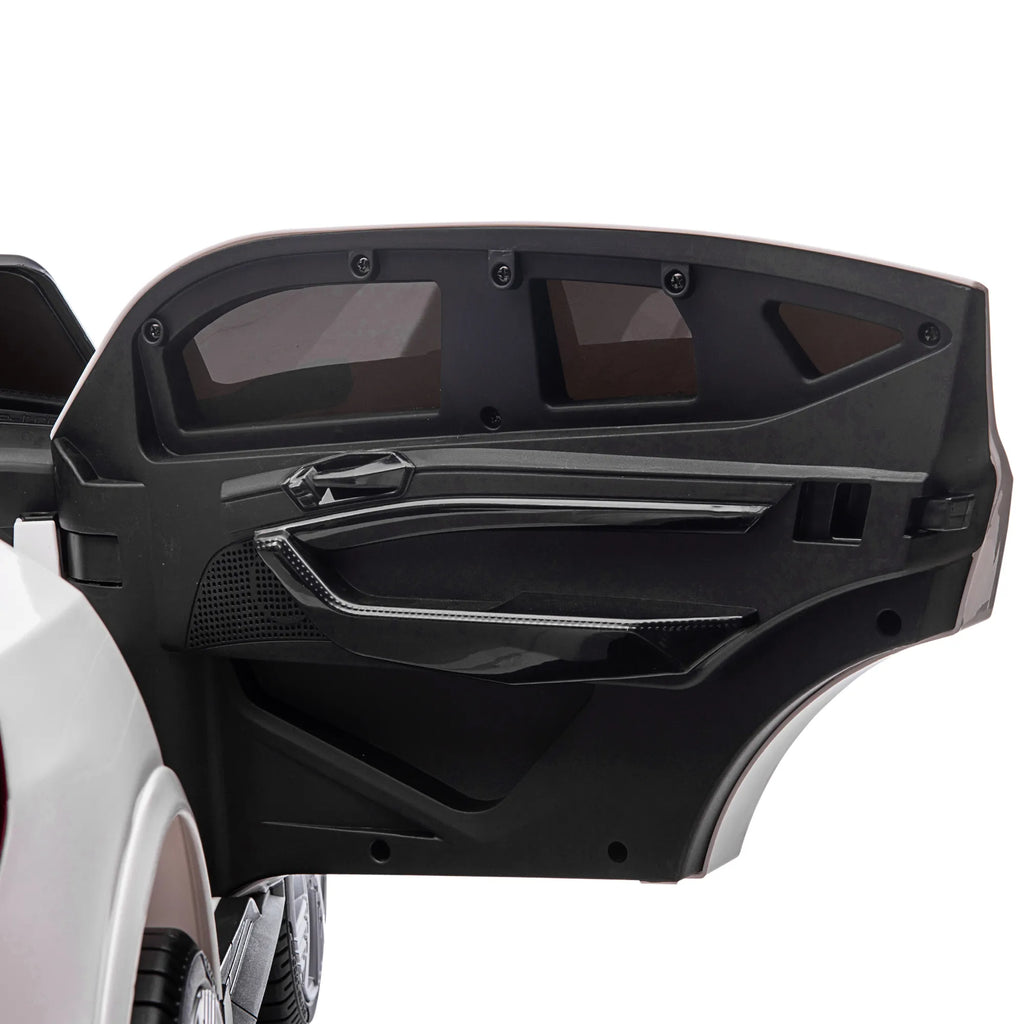 Atviros vaikų Audi automobilio durelės iš vidaus, matoma vidinė apdaila