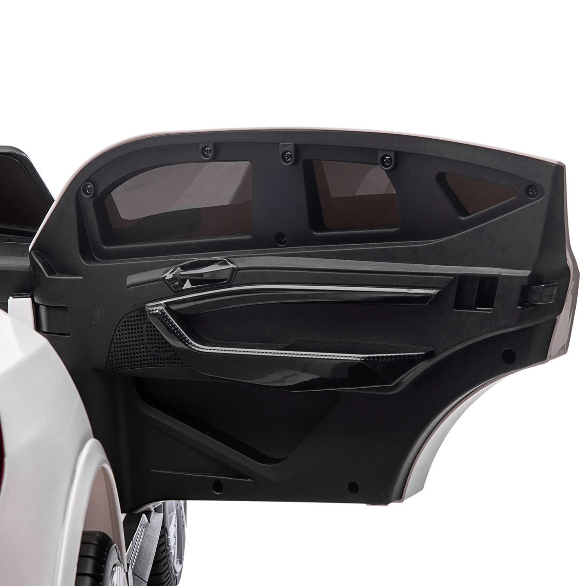 Atviros vaikų Audi automobilio durelės iš vidaus, matoma vidinė apdaila