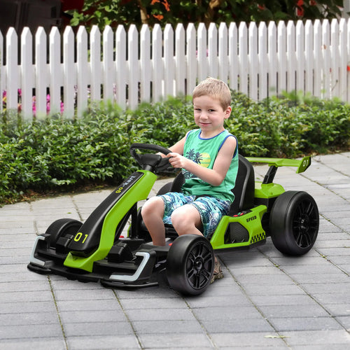 Berniukas vairuoja žalią kartingą sodo takeliu prie tvoros