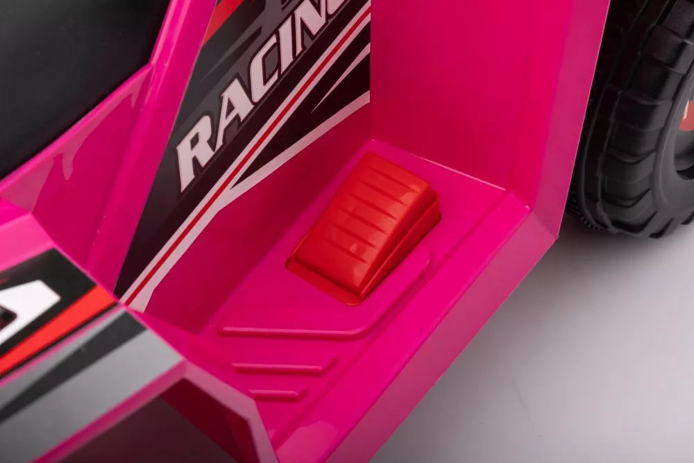 Rožinio keturračio raudono greičio pedalo detalus vaizdas iš arti