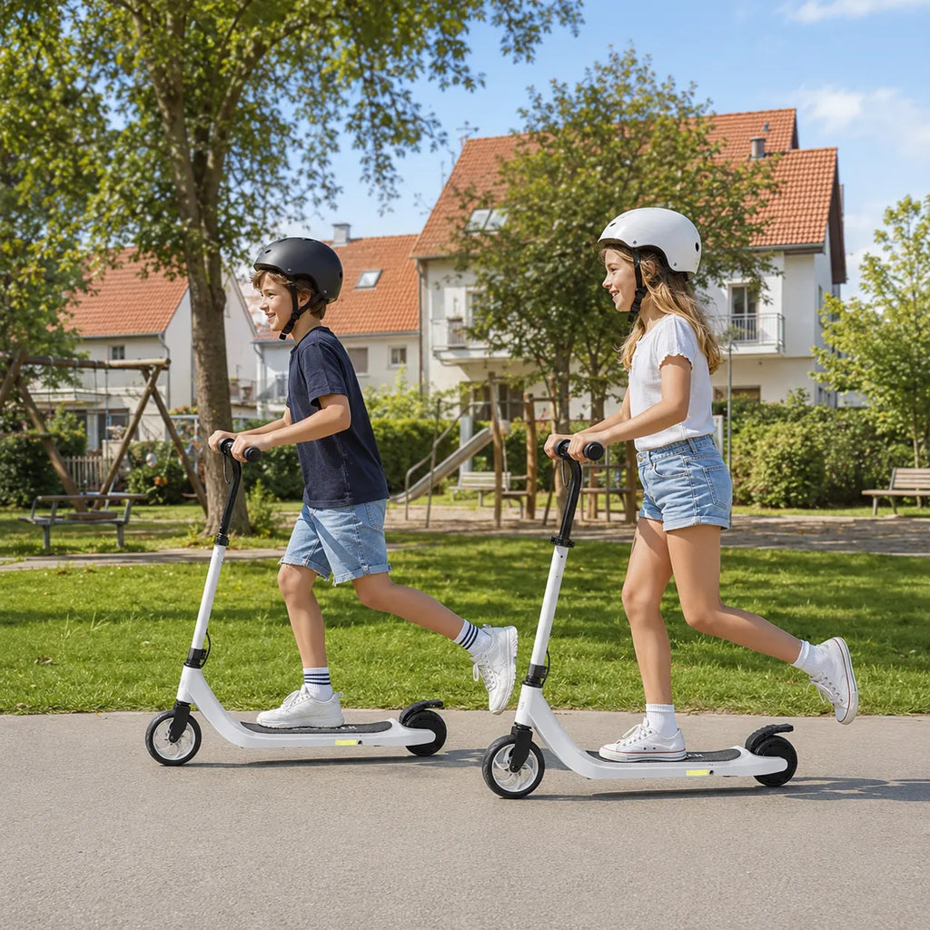 Du vaikai su šalmais važiuoja baltais elektriniais paspirtukais parke