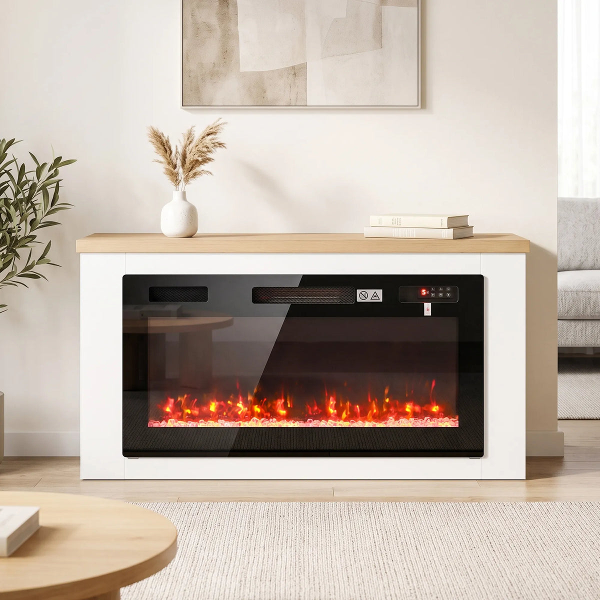 Balta TV spintelė su elektriniu židiniu modernioje svetainėje su sofa
