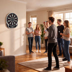 Draugų grupė smiginio kambaryje prie baltos sienos su kilimu