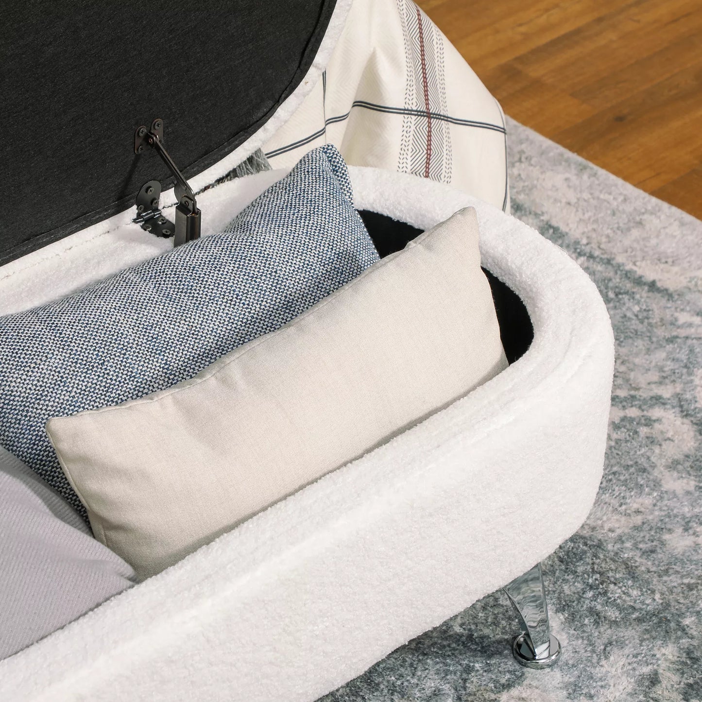 Balta suolynė su daiktadėže, dangčiu ir metalinėmis kojelėmis svetainei, miegamajam, koridoriui.