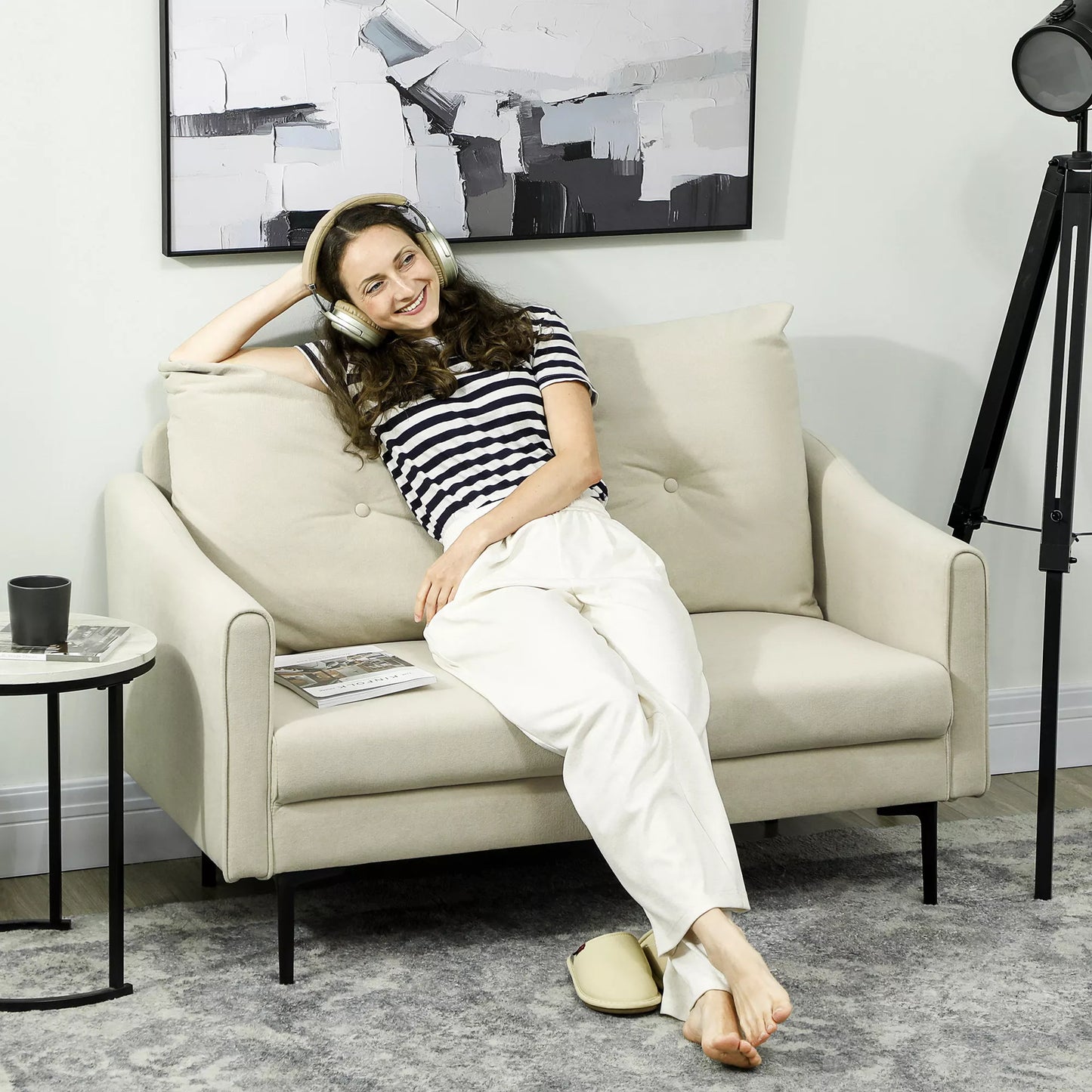 Dvivietė sofa su putplasčio užpildu ir audinio apmušalu, skirta svetainei, miegamajam, metalinis rėmas, kreminės baltos spalvos