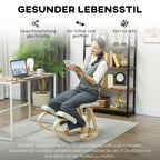 Moteris skaito knygą sėdėdama klūpėjimo kėdėje šalia knygų lentynos