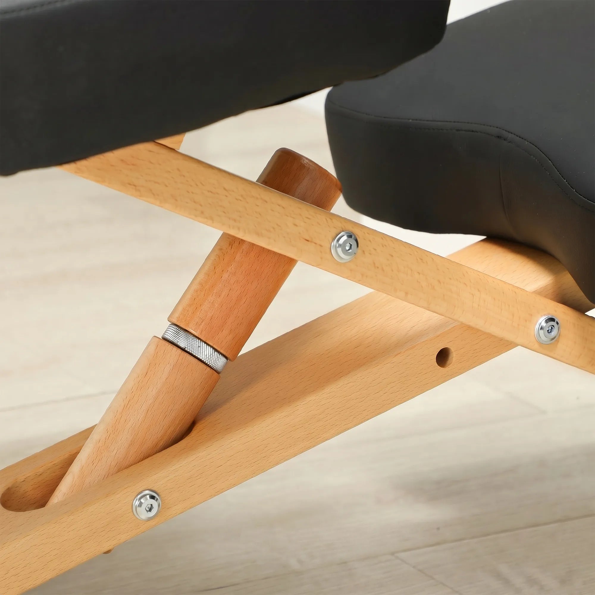 Ergonominė klūpėjimo kėdė su ratukais, juoda