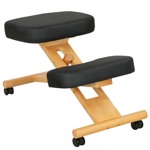 Juoda ergonominė klūpėjimo kėdė su ratukais ant balto fono
