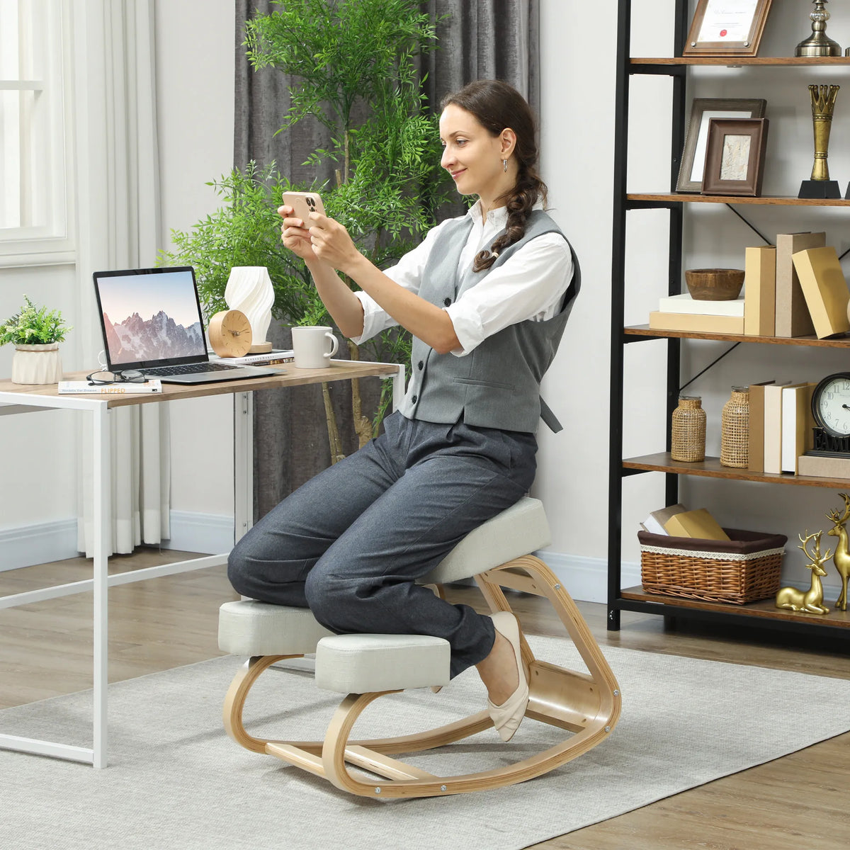 Ergonominė klūpojama kėdė, reguliuojama, iki 120 kg, kreminės spalvos