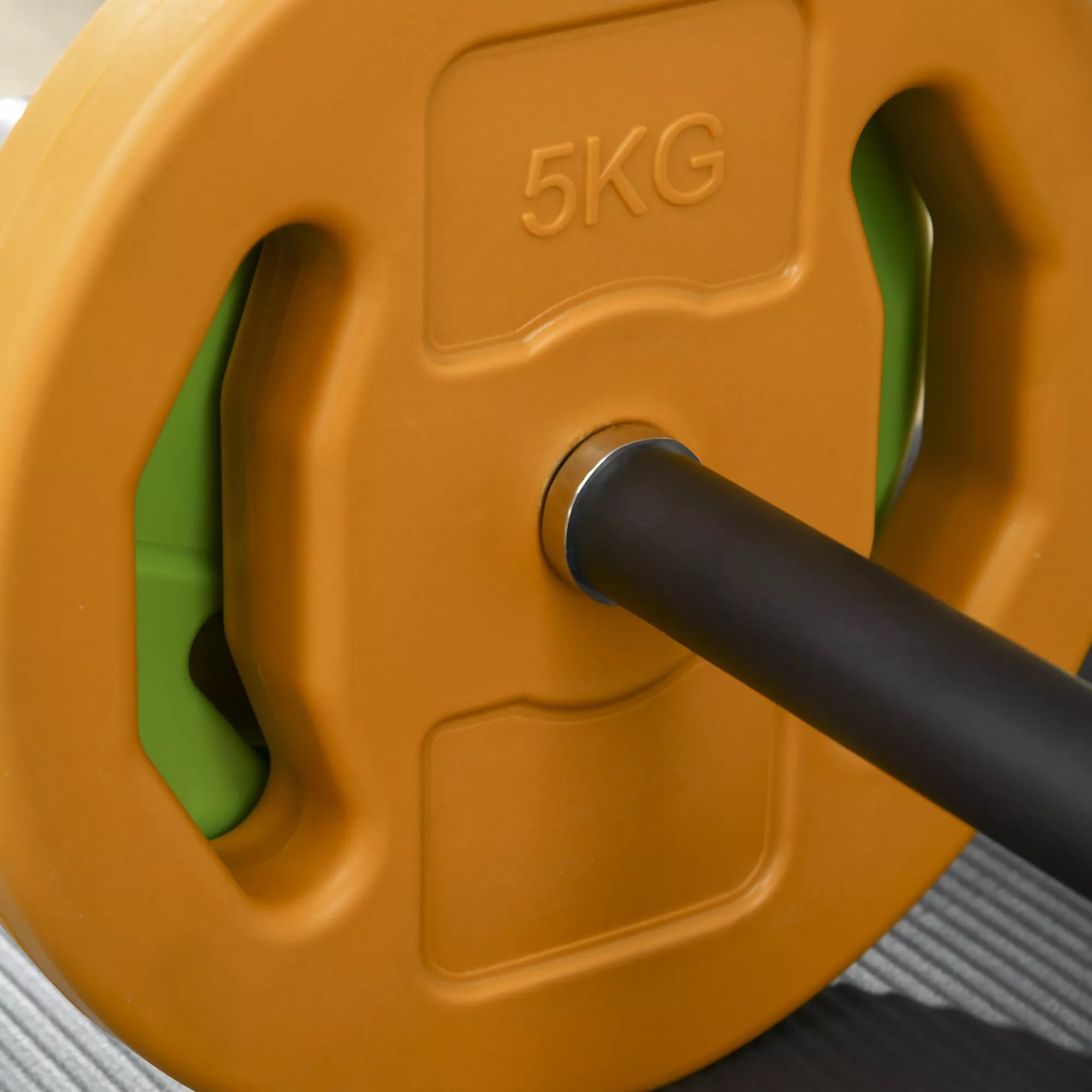 Oranžinis 5 kg svorio diskas iš arti