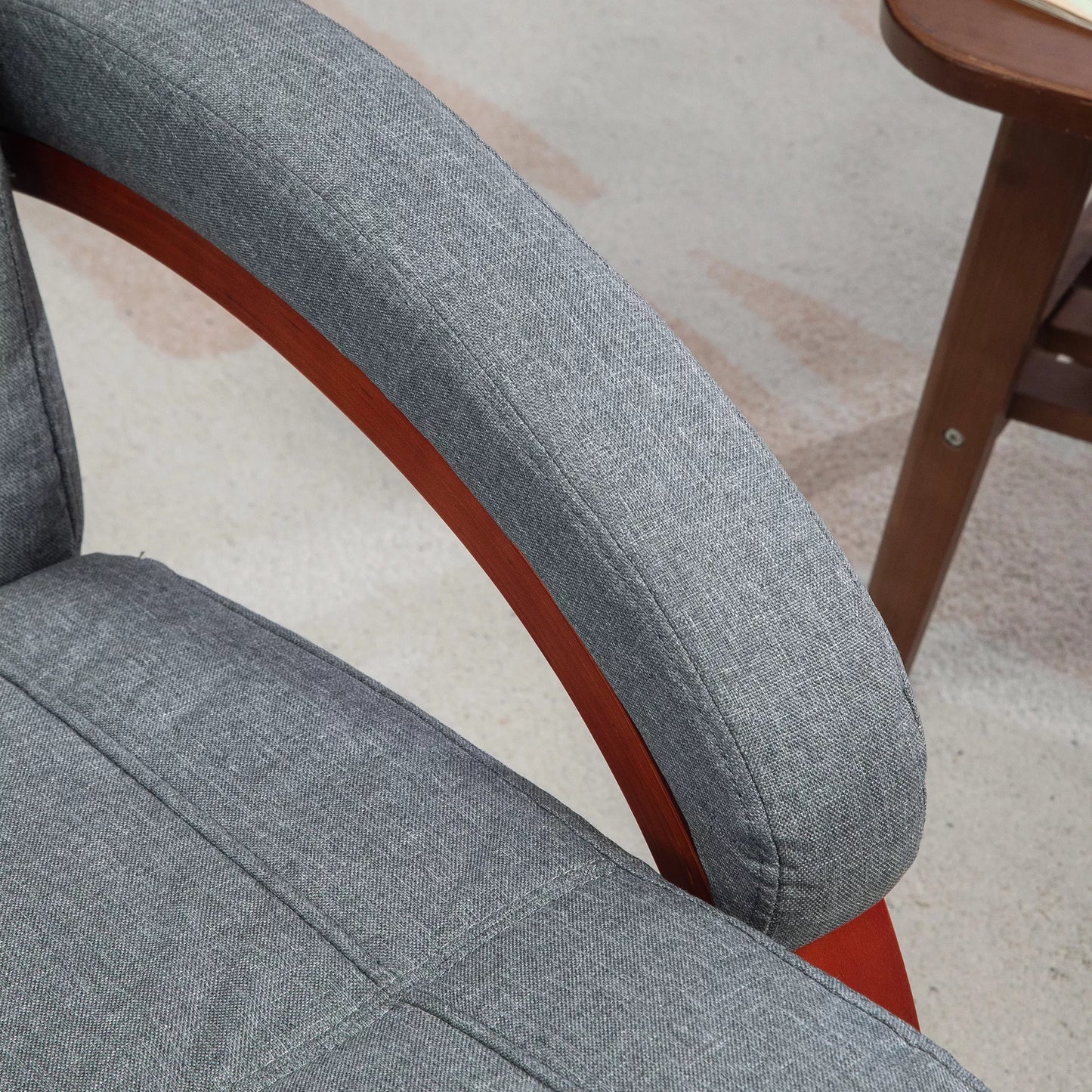 Pilkas relaksacinis krėslas su sulankstomu kojų atlošu, pasukamas, su reguliuojama atlošo padėtimi, lininio audinio išvaizda, iki 140 kg