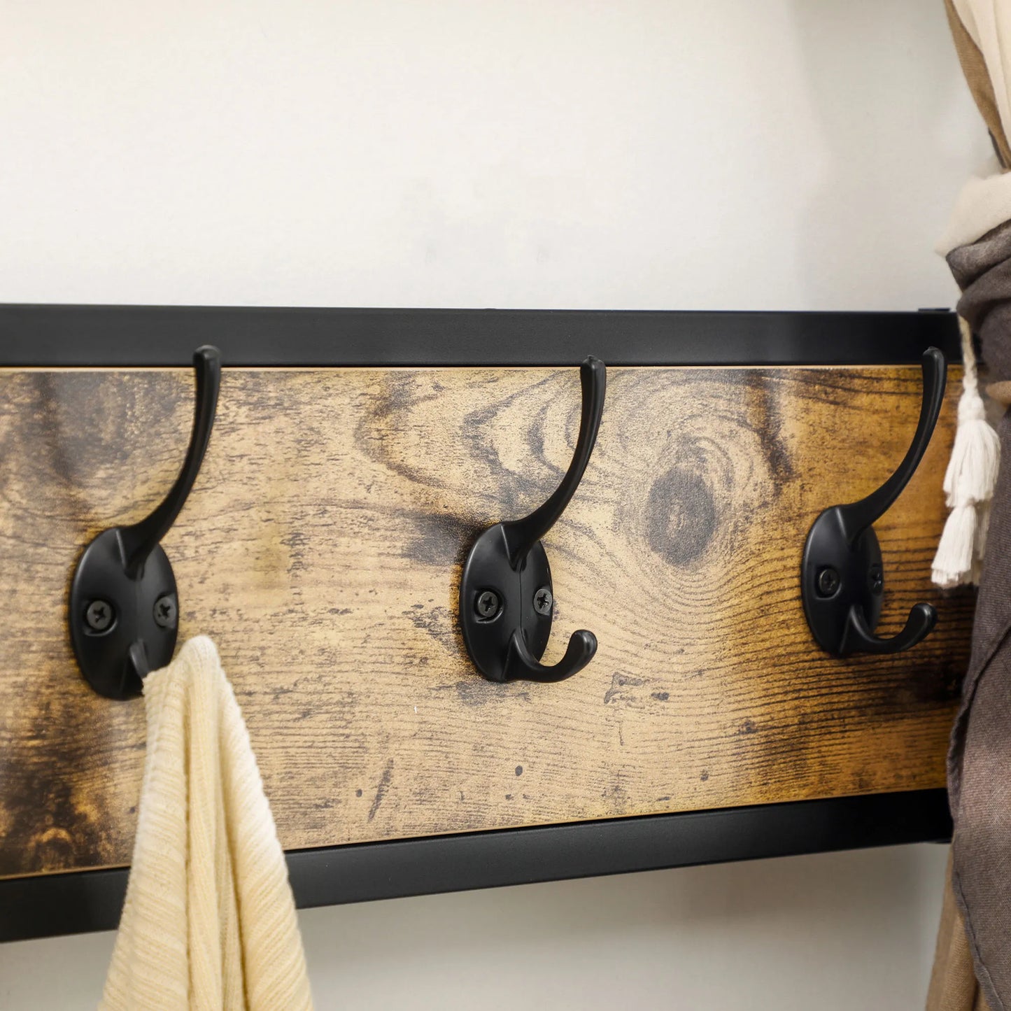 Prieškambario baldų komplektas pramoninio dizaino, 1 užrašų lenta, 1 batų suoliukas, 8 drabužių kabliukai, 1 laikymo maišelis, juoda + ruda