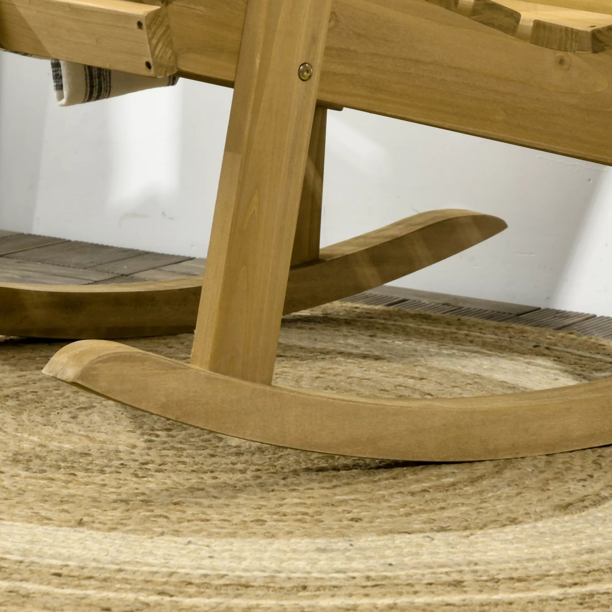 Sodo kėdė, supimosi funkcija, plati sėdimoji dalis ir atlošas, natūralus medis, 64 x 86 x 85 cm