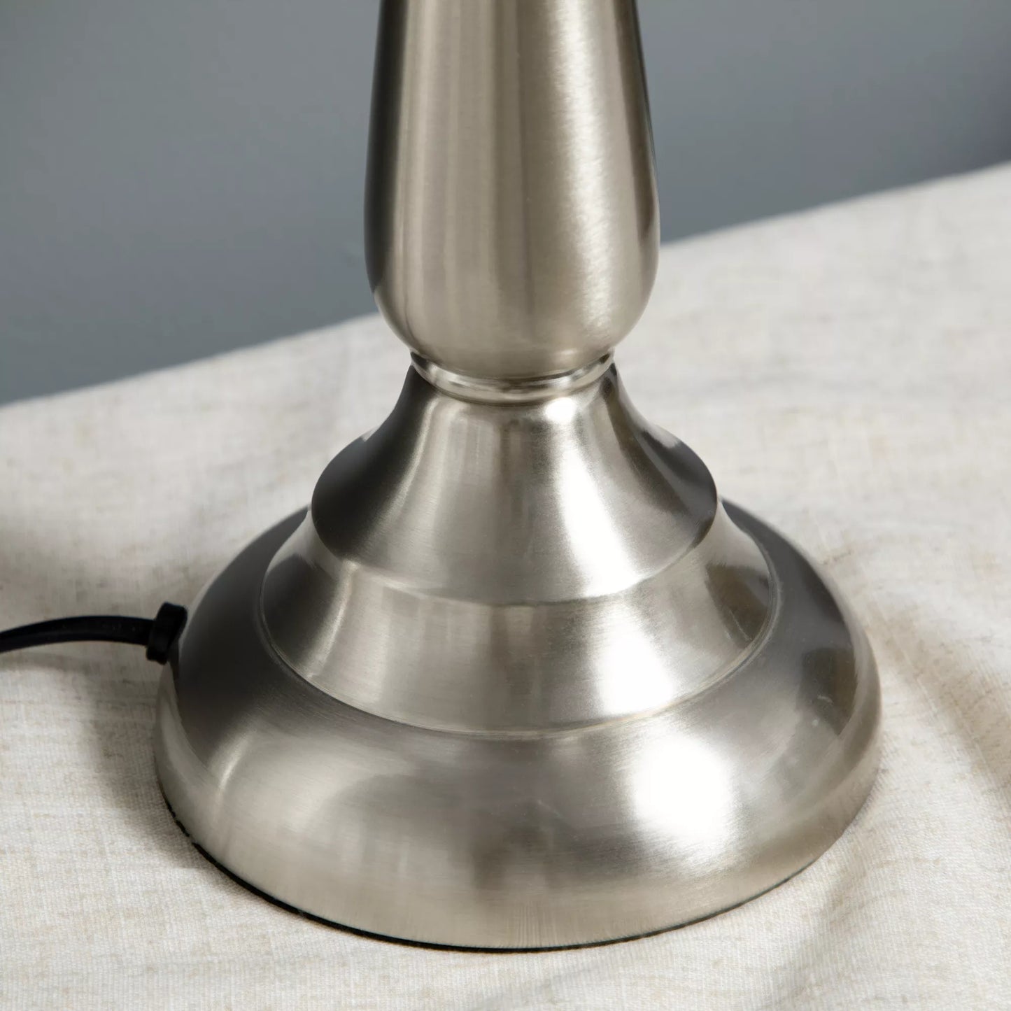 3 dalių vintažinio dizaino šviestuvų komplektas, 2 stalinės lempos, 1 pastatomas šviestuvas, 35,5 cm x 35,5 cm x 146 cm, Sidabrinė + Balta