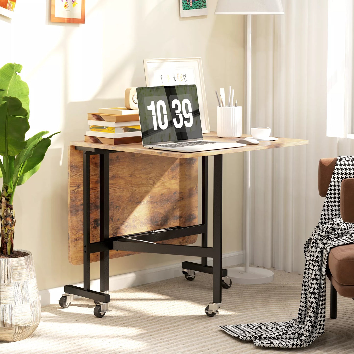 Sulankstomas valgomojo stalas, tinkamas iki 6 žmonių, su 6 ratukais ir stabdžiais, skirtas mažoms erdvėms, rudos spalvos.