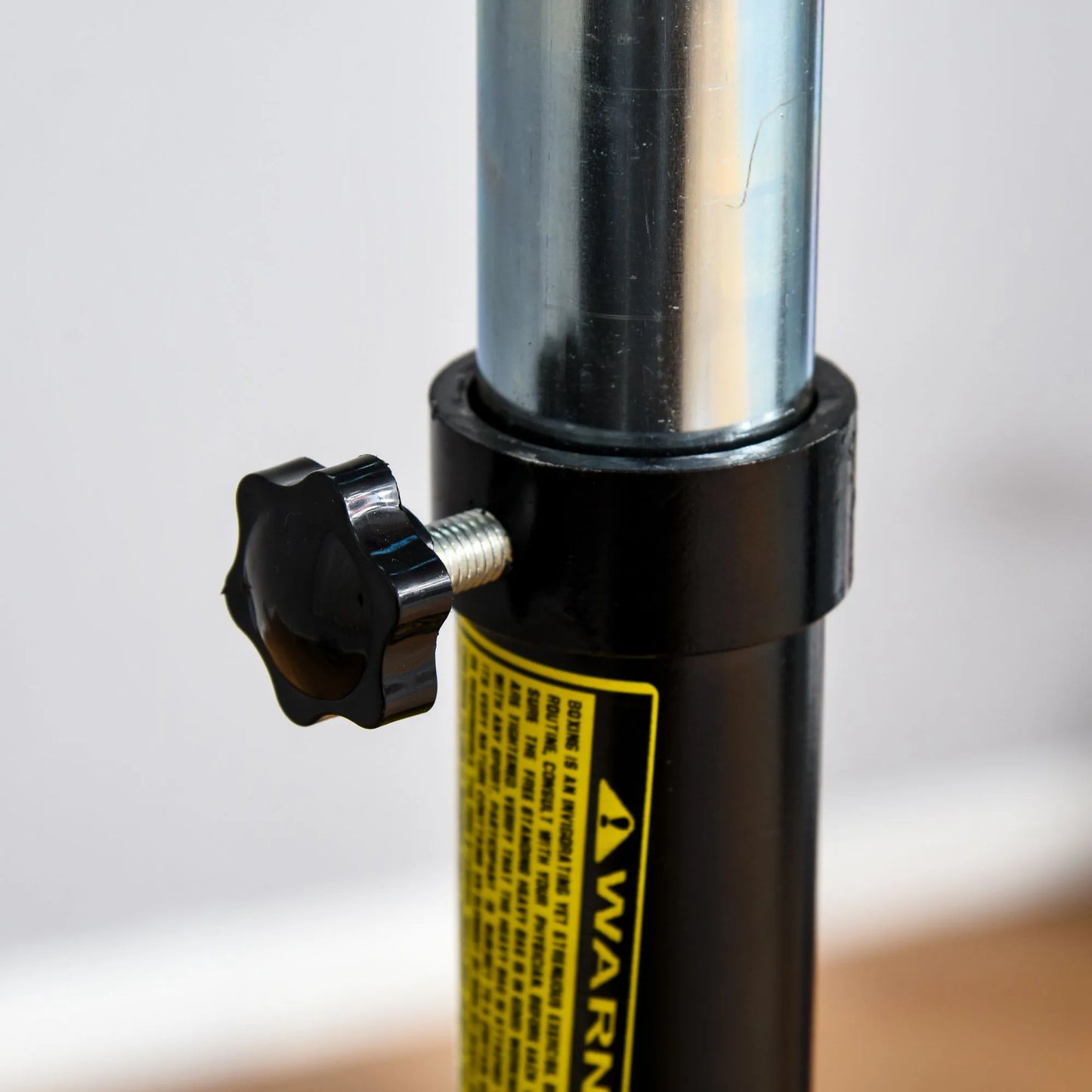 Bokso stovas "Standbox-Trainer" su 2 greičio kamuoliukais, atspindinčiu strypu ir siurbtukiniu pagrindu, 160-230cm reguliuojamas aukštis. Tinka suaugusiems, paaugliams. Juodas