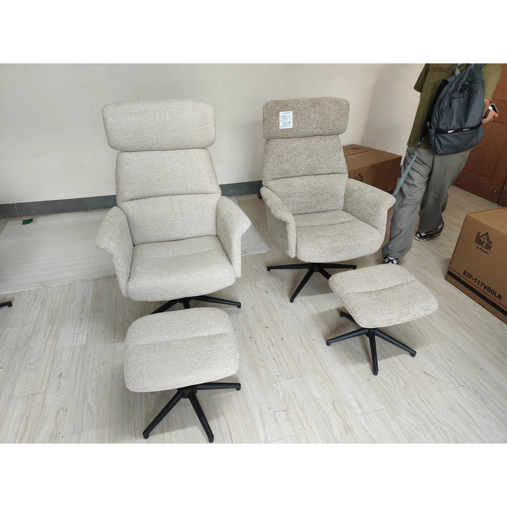 Du smėlio spalvos foteliai su pufais sandėlio patalpoje