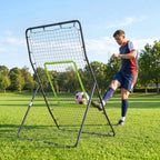Futbolininkas aikštėje spiria kamuolį į atmuštuvo tinklą
