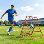 Vyras mėlyna apranga spiria futbolo kamuolį į sienelę aikštėje