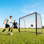Du vyrai žaidžia futbolą aikštėje šalia didelių vartų