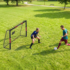 Parke šalia medžių ir tako moteris ir vyras žaidžia futbolą