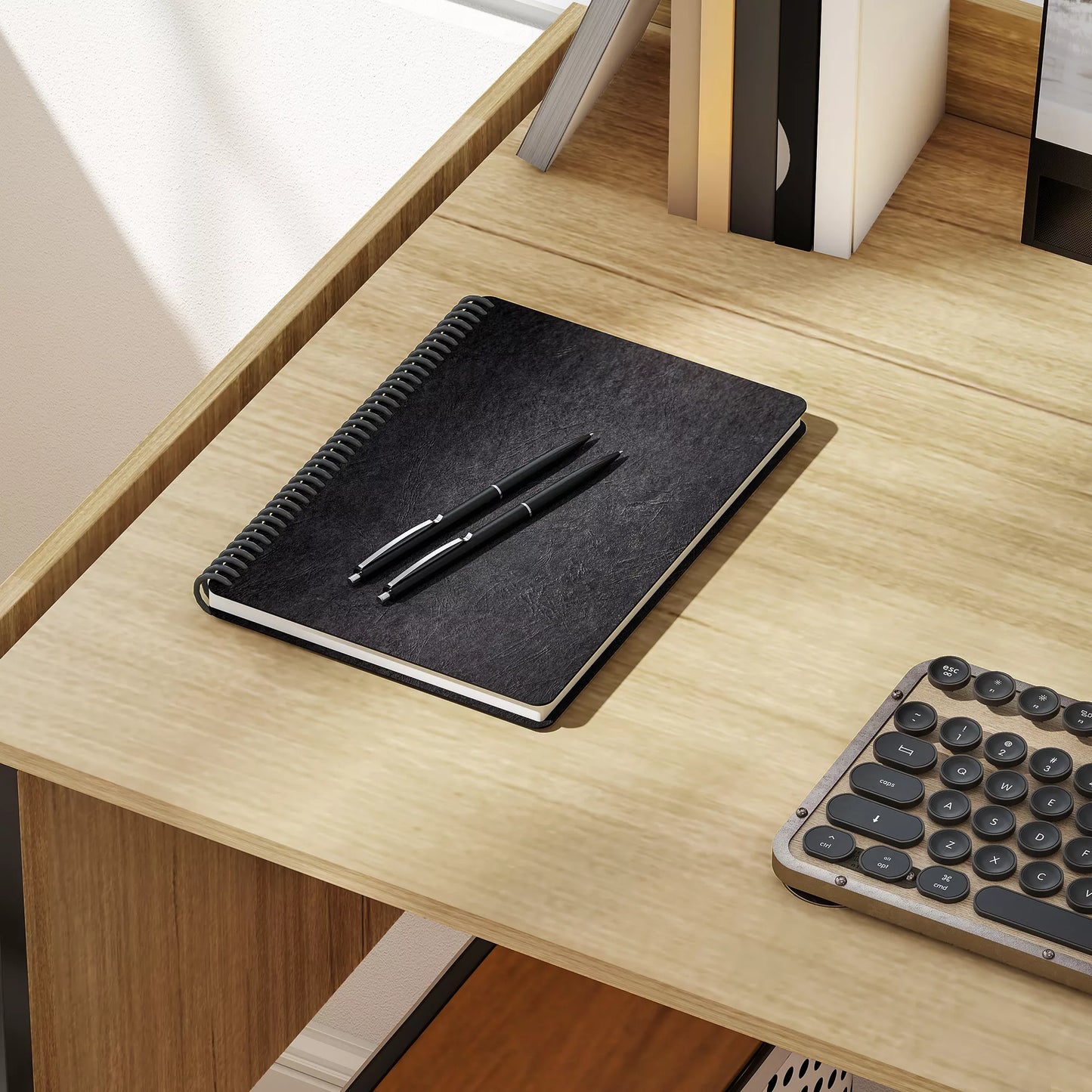 Sulankstomas kompiuterio stalas su 2 ištraukiamomis plokštėmis, daug vietos monitoriams, metalinės kojos, tvirta konstrukcija, ąžuolas+juoda