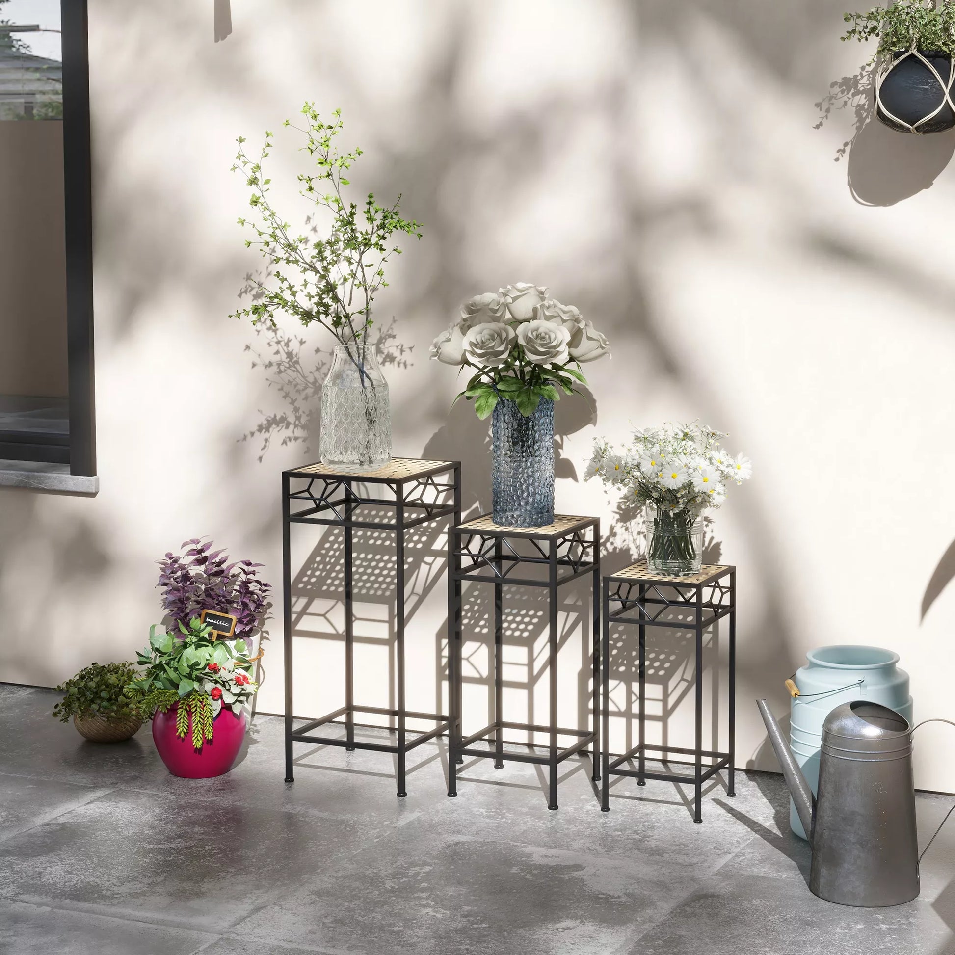 Gėlių stovas, 3 vnt. rinkinys, apvalus, sukraunamas, rotango išvaizdos, metalinės kojelės, vidui ir lauke, juoda/auksinė