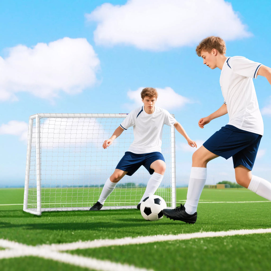 Vaikinai žaidžia futbolą prie baltų vartų