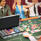 Žmonės žaidžia pokerį prie stalo