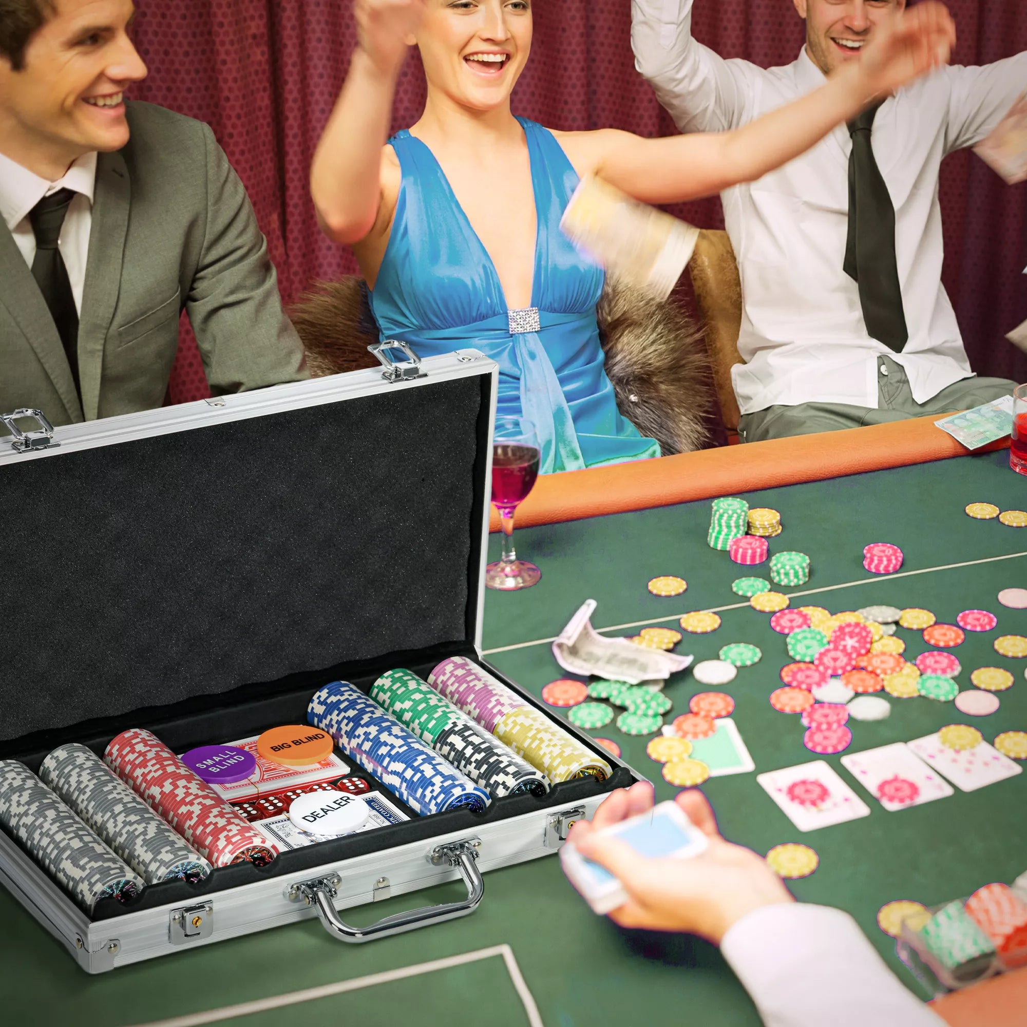Žmonės žaidžia pokerį prie stalo