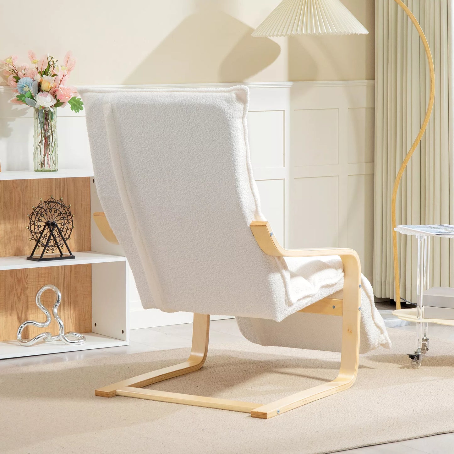 Svetainės fotelis iš beržo medienos, paminkštintas, su reguliuojama kojų atrama, baltas