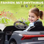 Mergaitė sėdi Audi RS e-tron GT elektromobilyje ir groja ant muzikos pulto su Audi logotipu
