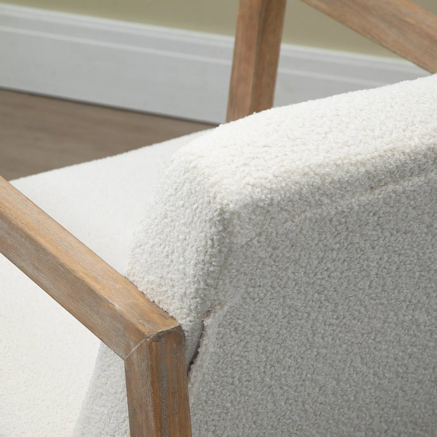 Supamas krėslas su mediniu rėmu, apmuštas, relaksacinis krėslas, fotelis, kėdė, svetainės krėslas, poilsio krėslas su paminkštinta sėdyne, kaučiukmedžio mediena, kreminės baltos spalvos, 60 x 81 x 71 cm