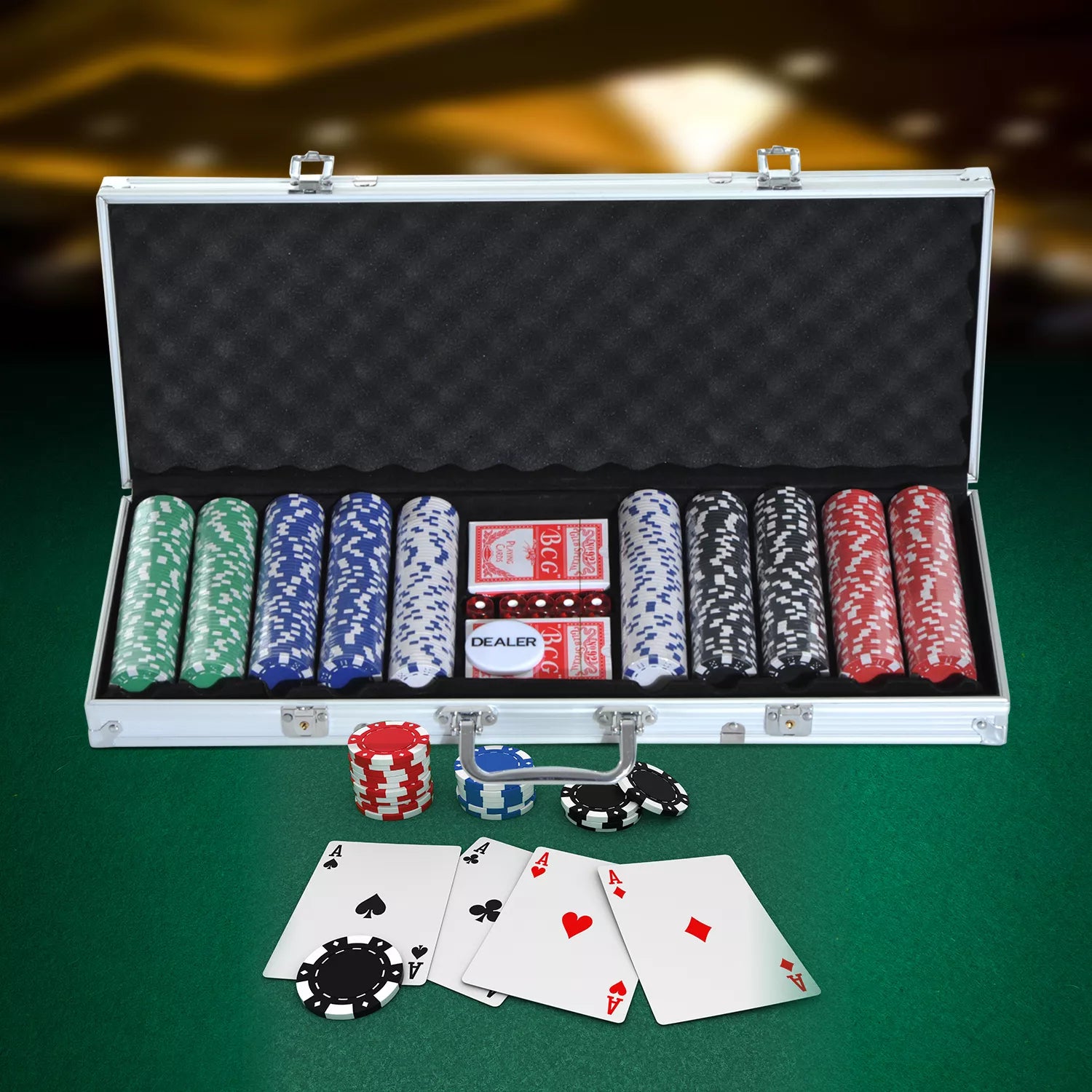 Atvertas pokerio lagaminas su žetonais ir kortomis ant žalio stalo