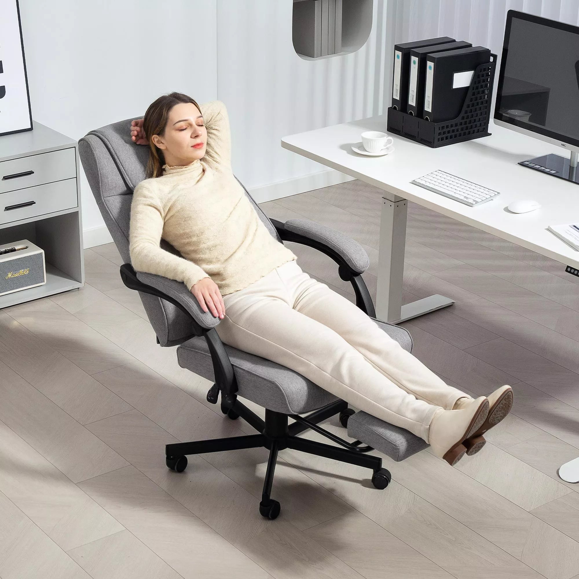 Ergonomiška biuro kėdė su masažo ir gulimosios padėties funkcija, pilkos spalvos, su kojų atrama