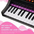 Juodo vaikiško pianino klavišai su raidėmis iš arti