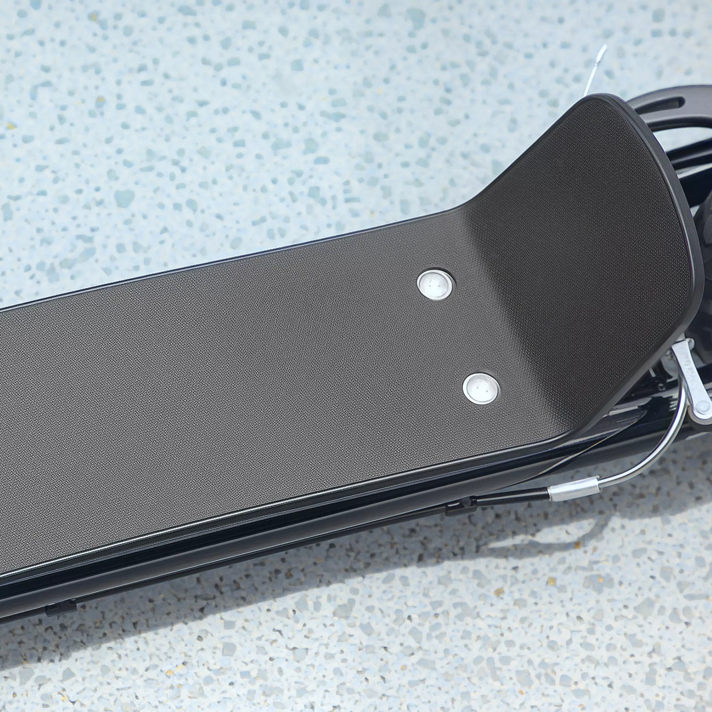 Vaikams skirtas paspirtukas su reguliuojamu vairu, dideliais ratais, stovėjimo atramėle, rankiniu stabdžiu, skirtas vaikams nuo 5 iki 12 metų, baltas.