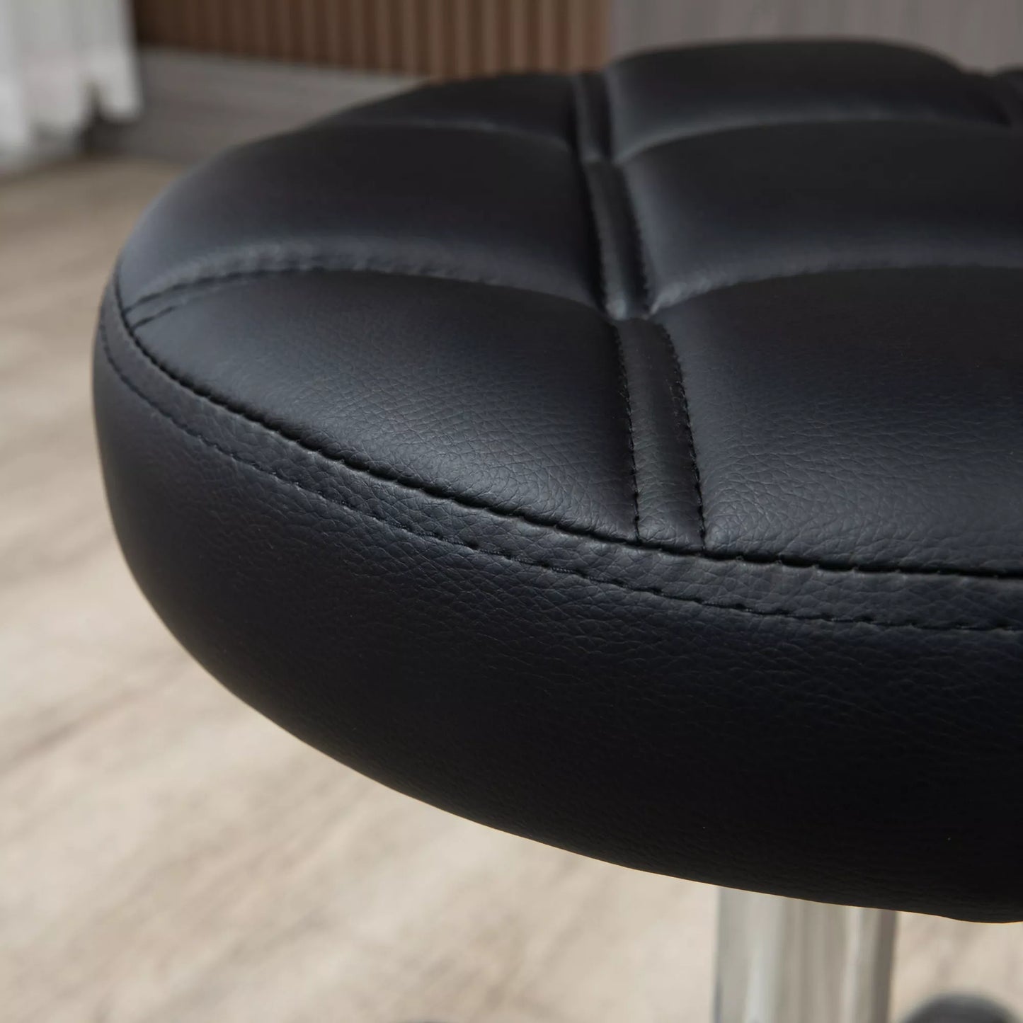 Sukama taburetė, salono taburetė, reguliuojamo aukščio, dirbtinė oda, dygsniuotas dizainas, juoda/sidabrinė