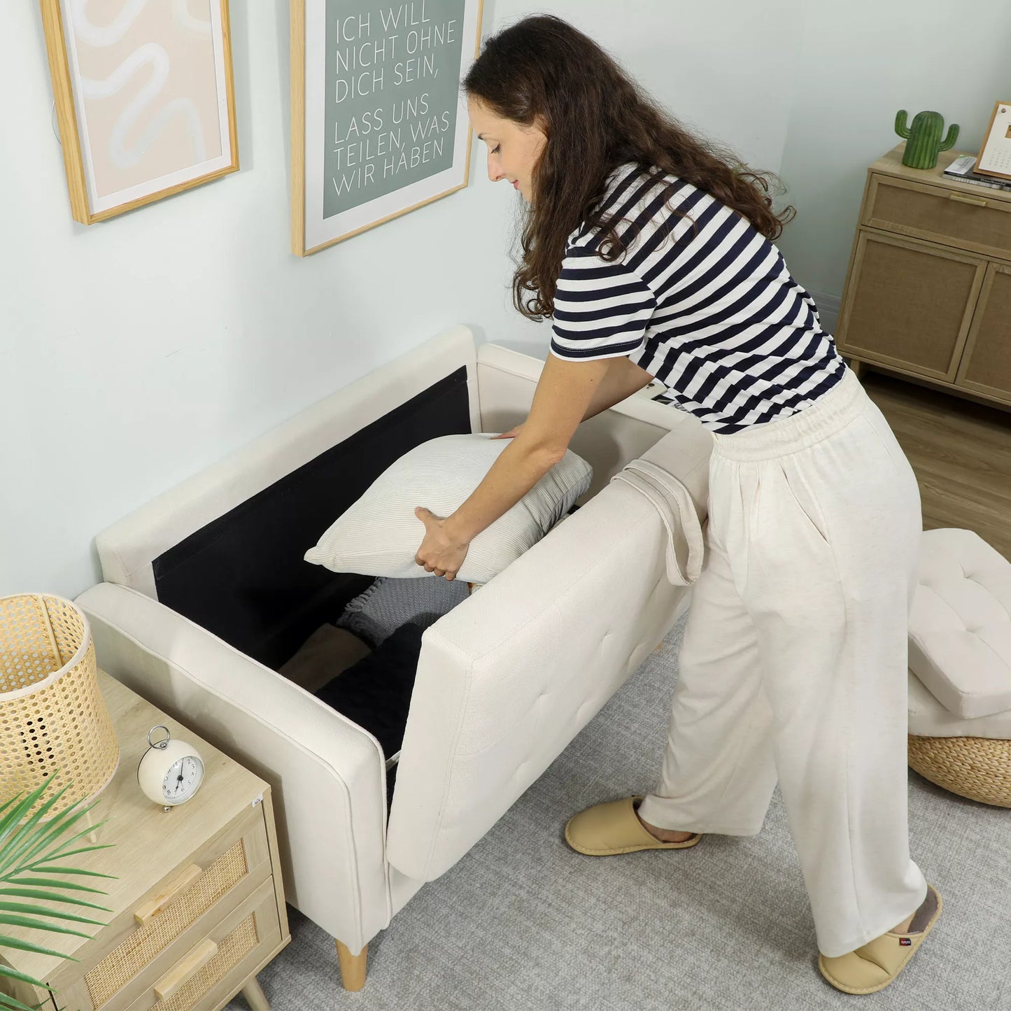 Dvivietė sofa su daiktadėže, sagų apmušalais, pagalvėlėmis, pagaminta iš kaučiukmedžio, 117x62x78cm, kreminės baltos spalvos.