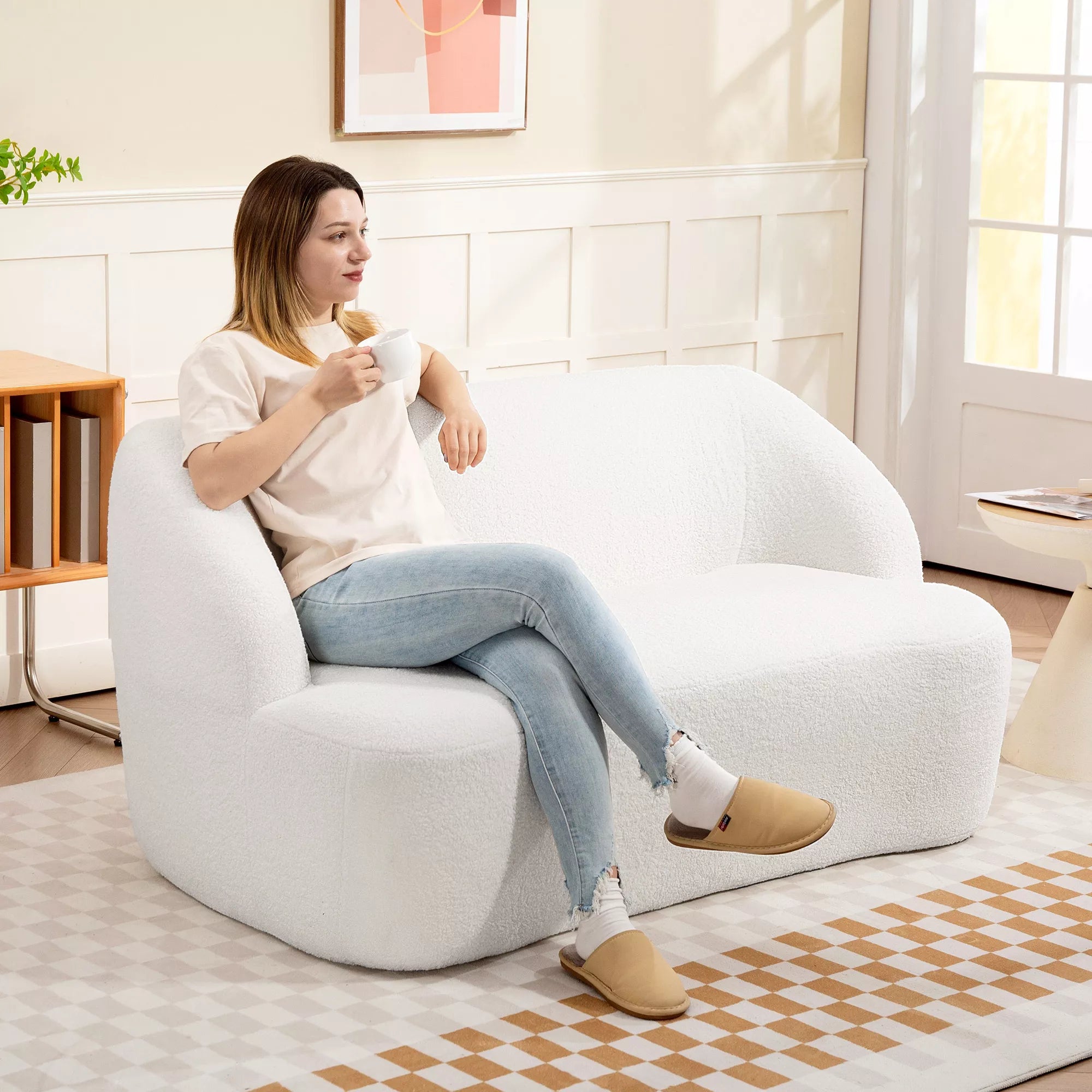 Dvivietė sofa, išlenkta forma, minkšta sofa su fliso apmušalu, skirta svetainei, miegamajam, namų biurui, kreminės baltos spalvos