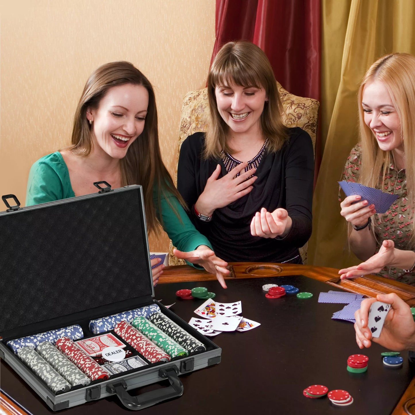 Pokerio rinkinys, Pokerio lagaminas, 400 žetonų, 2 kortų kaladės, 5 kauliukai, Dalintojo žetonas, Kilimėlis