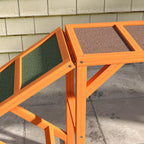 Oranžinio agility takelio detalė iš arti